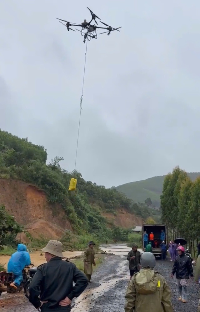 Công an Khánh Hòa, Đắk Lắk, Gia Lai: Xuyên ngày đêm cứu dân và cứu trợ- Ảnh 1. Công an Khánh Hòa, Đắk Lắk, Gia Lai: Xuyên ngày đêm cứu dân và cứu trợ- Ảnh 1.