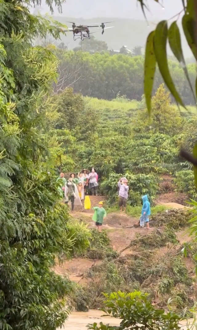 Công an Khánh Hòa, Đắk Lắk, Gia Lai: Xuyên ngày đêm cứu dân và cứu trợ- Ảnh 7. Công an Khánh Hòa, Đắk Lắk, Gia Lai: Xuyên ngày đêm cứu dân và cứu trợ- Ảnh 7.