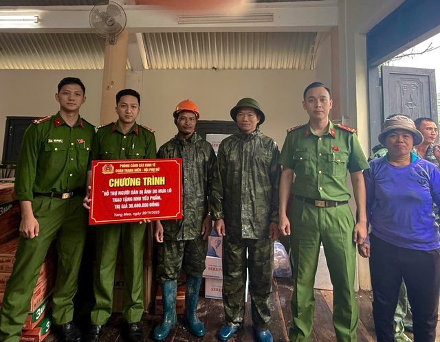 Công an Khánh Hòa, Đắk Lắk, Gia Lai: Xuyên ngày đêm cứu dân và cứu trợ- Ảnh 8. Công an Khánh Hòa, Đắk Lắk, Gia Lai: Xuyên ngày đêm cứu dân và cứu trợ- Ảnh 8.