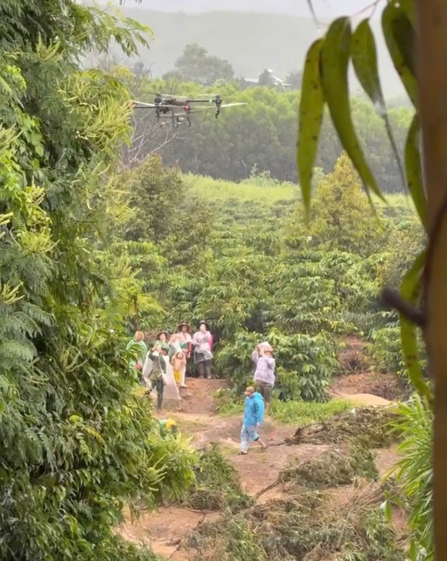 Dùng drone cứu người mắc kẹt giữa dòng lũ dữ ở Cư Jút, Lâm Đồng- Ảnh 5. Dùng drone cứu người mắc kẹt giữa dòng lũ dữ ở Cư Jút, Lâm Đồng- Ảnh 5.