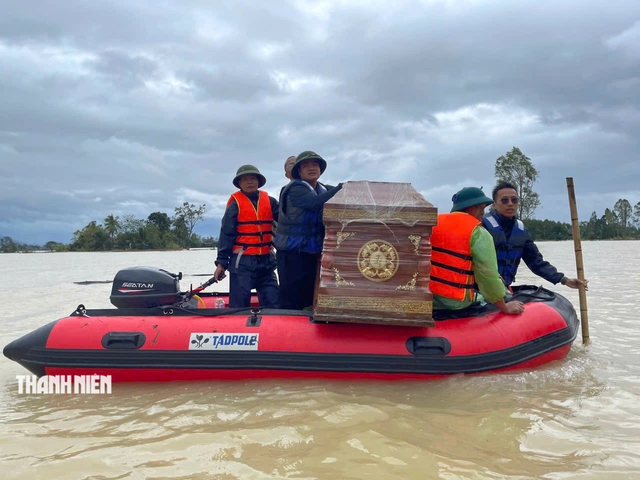 Các đoàn công tác của Bộ Chính trị, Ban Bí thư thăm bà con vùng ngập lụt- Ảnh 5. Các đoàn công tác của Bộ Chính trị, Ban Bí thư thăm bà con vùng ngập lụt- Ảnh 5.