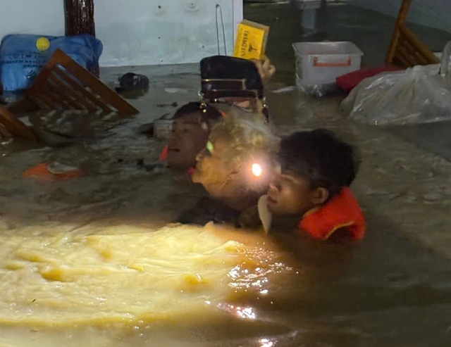 Công an Khánh Hòa, Đắk Lắk, Gia Lai: Xuyên ngày đêm cứu dân và cứu trợ- Ảnh 2. Công an Khánh Hòa, Đắk Lắk, Gia Lai: Xuyên ngày đêm cứu dân và cứu trợ- Ảnh 2.