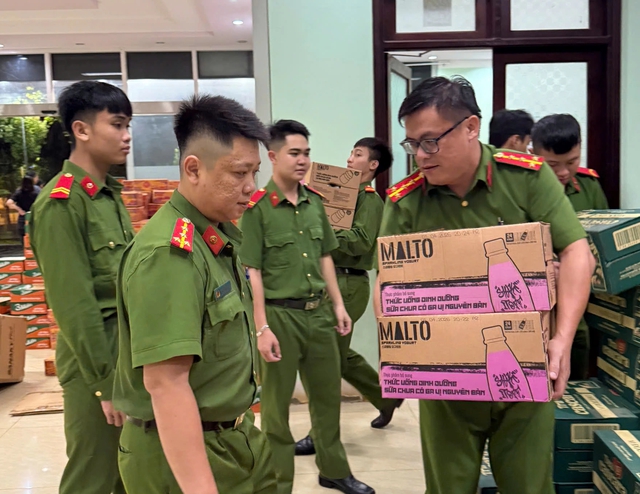 Công an Khánh Hòa, Đắk Lắk, Gia Lai: Xuyên ngày đêm cứu dân và cứu trợ- Ảnh 9. Công an Khánh Hòa, Đắk Lắk, Gia Lai: Xuyên ngày đêm cứu dân và cứu trợ- Ảnh 9.