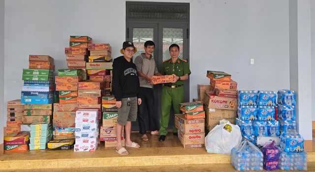 Công an Khánh Hòa, Đắk Lắk, Gia Lai: Xuyên ngày đêm cứu dân và cứu trợ- Ảnh 13. Công an Khánh Hòa, Đắk Lắk, Gia Lai: Xuyên ngày đêm cứu dân và cứu trợ- Ảnh 13.
