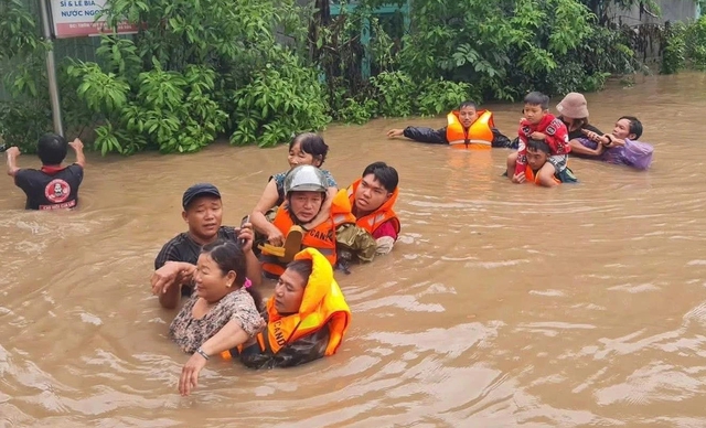 Công an Khánh Hòa, Đắk Lắk, Gia Lai: Xuyên ngày đêm cứu dân và cứu trợ- Ảnh 15. Công an Khánh Hòa, Đắk Lắk, Gia Lai: Xuyên ngày đêm cứu dân và cứu trợ- Ảnh 15.