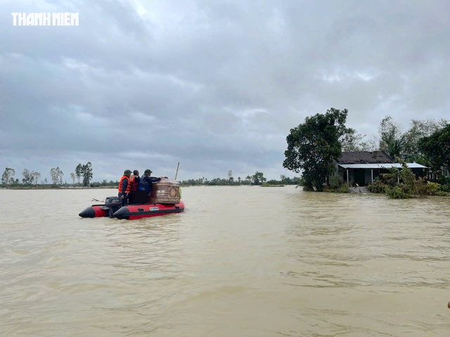 PV Thanh Niên hỗ trợ đưa quan tài vượt lũ lo hậu sự người mất - Ảnh 6.
