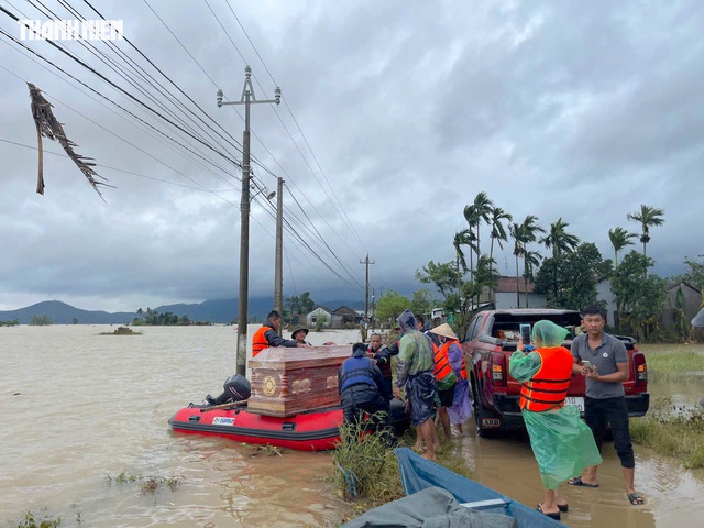 PV Thanh Niên hỗ trợ đưa quan tài vượt lũ lo hậu sự người mất - Ảnh 3.