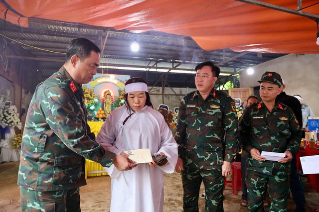 Quân khu 7 thăm 4gia đình có người tử vong do mưa lũ tại xã Lạc Dương - Ảnh 1.