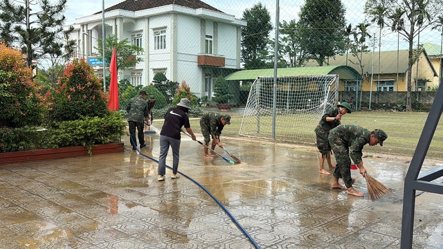 'Nước lũ l&ecirc;n nhanh, kh&ocirc;ng c&oacute; qu&acirc;n đội, c&ocirc;ng an hỗ trợ x&atilde; sẽ vỡ trận'- Ảnh 10.