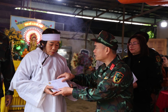 Quân khu 7 thăm 4gia đình có người tử vong do mưa lũ tại xã Lạc Dương - Ảnh 3.