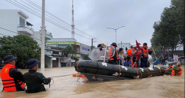 Tập trung cứu trợ mưa lũ khắc phục khó khăn cho người dân các tỉnh miền trung - Ảnh 1. Tập trung cứu trợ mưa lũ khắc phục khó khăn cho người dân các tỉnh miền trung - Ảnh 1.