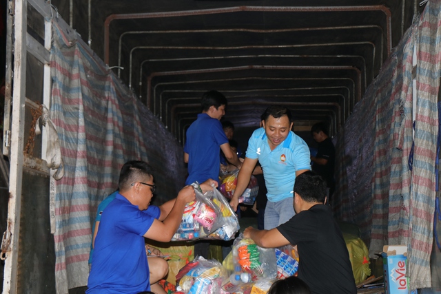 TP.HCM mở thêm điểm tiếp nhận hàng cứu trợ đồng bào vùng lũ miền Trung- Ảnh 3. TP.HCM mở thêm điểm tiếp nhận hàng cứu trợ đồng bào vùng lũ miền Trung- Ảnh 3.