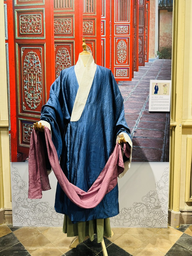 'Nam diện - y phục người Việt qua ba thế kỷ' có gì lạ?- Ảnh 2. 'Nam diện - y phục người Việt qua ba thế kỷ' có gì lạ?- Ảnh 2.