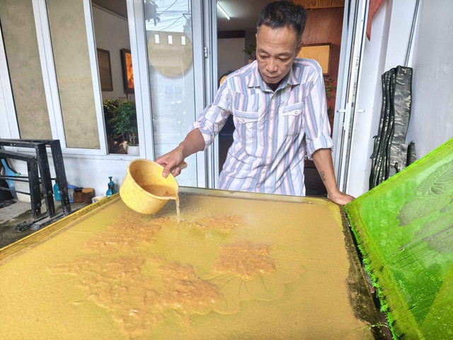 Kỹ nghệ độc lạ: Tuyệt chi&ecirc;u d&ugrave;ng 'dao nước' tr&ecirc;n giấy dừa- Ảnh 1.