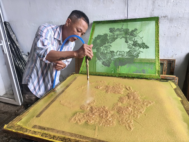 Kỹ nghệ độc lạ: Tuyệt chi&ecirc;u d&ugrave;ng 'dao nước' tr&ecirc;n giấy dừa- Ảnh 2.