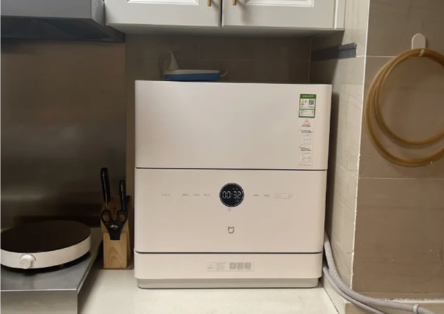 H&agrave;nh tr&igrave;nh kỳ lạ của m&aacute;y rửa b&aacute;t ở Trung Quốc - Ảnh 2.