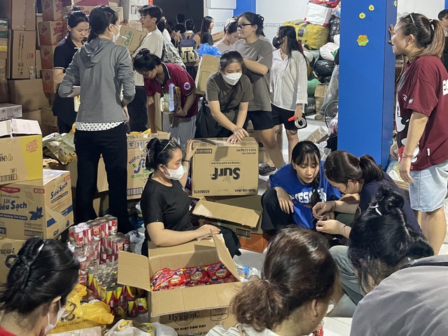 Các đoàn công tác của Bộ Chính trị, Ban Bí thư thăm bà con vùng ngập lụt- Ảnh 6. Các đoàn công tác của Bộ Chính trị, Ban Bí thư thăm bà con vùng ngập lụt- Ảnh 6.