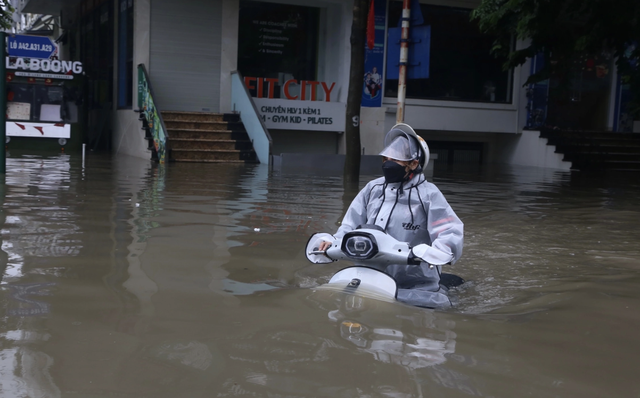 Cần làm gì khi xe máy điện ngập nước do lũ và triều cường? - Ảnh 3.
