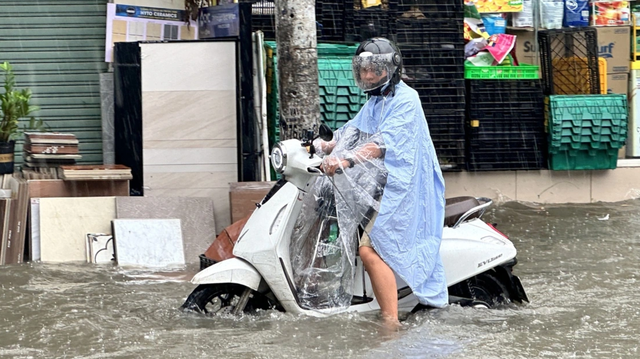 Cần làm gì khi xe máy điện ngập nước do lũ và triều cường? - Ảnh 2.