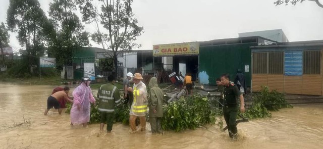 Chủ tịch Ủy ban T.Ư MTTQ Việt Nam Bùi Thị Minh Hoài thăm đồng bào vùng lũ Lâm Đồng- Ảnh 9. Chủ tịch Ủy ban T.Ư MTTQ Việt Nam Bùi Thị Minh Hoài thăm đồng bào vùng lũ Lâm Đồng- Ảnh 9.