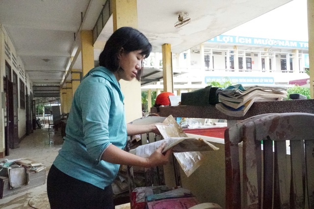 Giáo viên vùng lũ Gia Lai gác việc nhà, dọn vệ sinh trường học- Ảnh 2. Giáo viên vùng lũ Gia Lai gác việc nhà, dọn vệ sinh trường học- Ảnh 2.