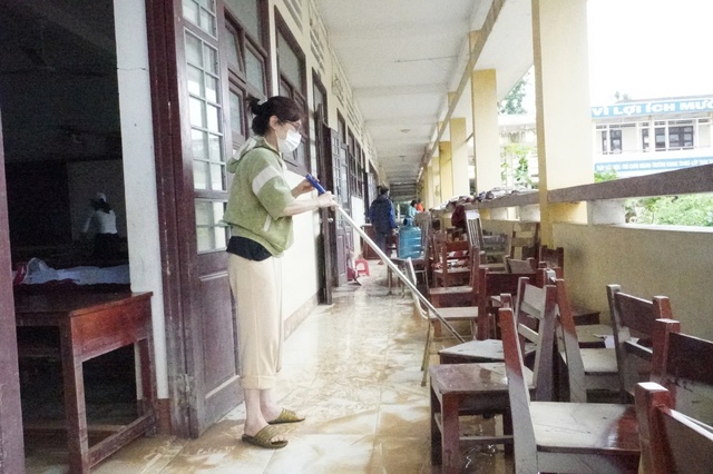 Giáo viên vùng lũ Gia Lai gác việc nhà, dọn vệ sinh trường học- Ảnh 1. Giáo viên vùng lũ Gia Lai gác việc nhà, dọn vệ sinh trường học- Ảnh 1.