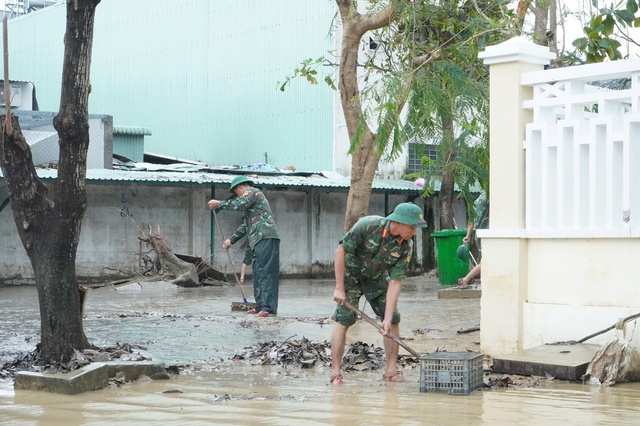 Giáo viên vùng lũ Gia Lai gác việc nhà, dọn vệ sinh trường học- Ảnh 4. Giáo viên vùng lũ Gia Lai gác việc nhà, dọn vệ sinh trường học- Ảnh 4.