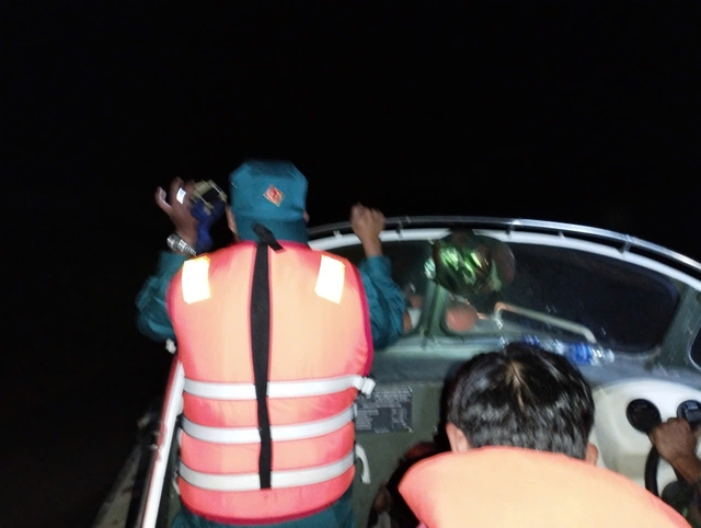 Đưa b&eacute; 5 th&aacute;ng tuổi vượt lũ cấp cứu trong đ&ecirc;m- Ảnh 2.