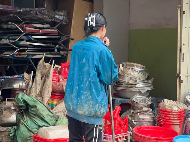 Người dân Tây Hòa (Phú Yên cũ) khóc nghẹn sau lũ dữ: 'Chúng tôi mất hết rồi'- Ảnh 6.