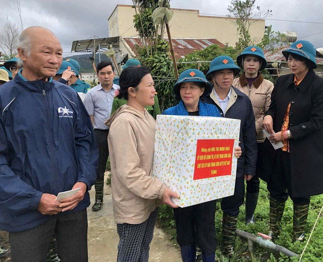 Chủ tịch Ủy ban T.Ư MTTQ Việt Nam Bùi Thị Minh Hoài thăm đồng bào vùng lũ Lâm Đồng- Ảnh 4. Chủ tịch Ủy ban T.Ư MTTQ Việt Nam Bùi Thị Minh Hoài thăm đồng bào vùng lũ Lâm Đồng- Ảnh 4.