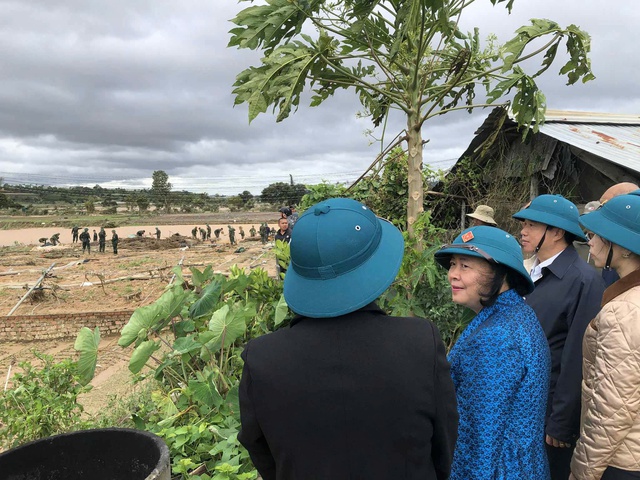 Chủ tịch Ủy ban T.Ư MTTQ Việt Nam Bùi Thị Minh Hoài thăm đồng bào vùng lũ Lâm Đồng- Ảnh 2. Chủ tịch Ủy ban T.Ư MTTQ Việt Nam Bùi Thị Minh Hoài thăm đồng bào vùng lũ Lâm Đồng- Ảnh 2.