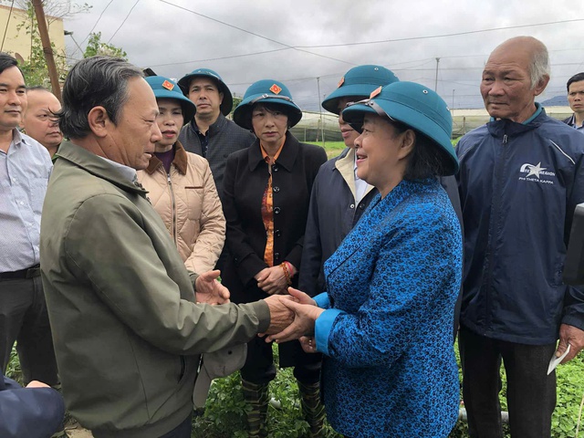 Chủ tịch Ủy ban T.Ư MTTQ Việt Nam Bùi Thị Minh Hoài thăm đồng bào vùng lũ Lâm Đồng- Ảnh 3. Chủ tịch Ủy ban T.Ư MTTQ Việt Nam Bùi Thị Minh Hoài thăm đồng bào vùng lũ Lâm Đồng- Ảnh 3.