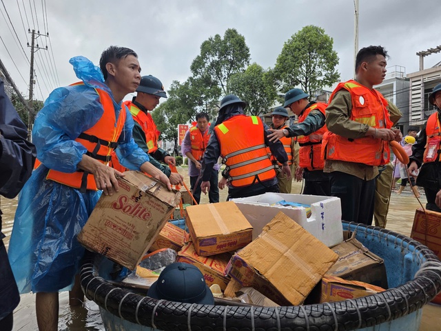 Mưa lũ gây thiệt hại trên 1.000 tỉ đồng, Khánh Hòa kiến nghị hỗ trợ khẩn cấp- Ảnh 3. Mưa lũ gây thiệt hại trên 1.000 tỉ đồng, Khánh Hòa kiến nghị hỗ trợ khẩn cấp- Ảnh 3.