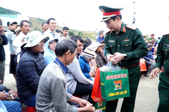 Hỗ trợ khẩn cấp h&agrave;ng chục ng&agrave;n hộ d&acirc;n v&ugrave;ng lũ Gia Lai- Ảnh 2.