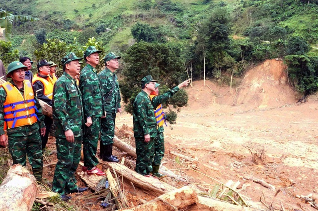 'Triển khai đồng bộ các biện pháp tìm kiếm 2 vợ chồng mất tích do sạt lở' - Ảnh 1.