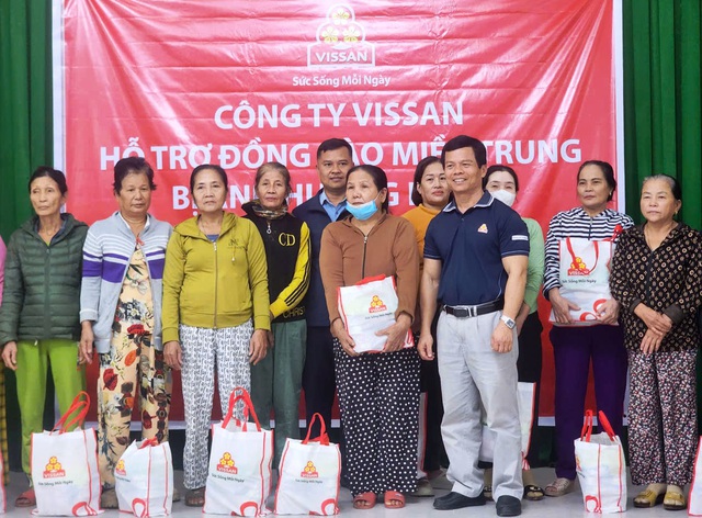 H&agrave;ng trăm phần qu&agrave; tiếp sức người d&acirc;n v&ugrave;ng rốn lũ Đ&agrave; Nẵng- Ảnh 2.