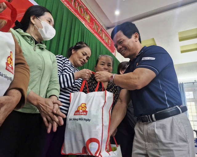 H&agrave;ng trăm phần qu&agrave; tiếp sức người d&acirc;n v&ugrave;ng rốn lũ Đ&agrave; Nẵng- Ảnh 1.