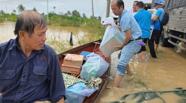 Xuy&ecirc;n đ&ecirc;m v&agrave;o t&acirc;m lũ cứu đồng b&agrave;o miền Trung- Ảnh 5.