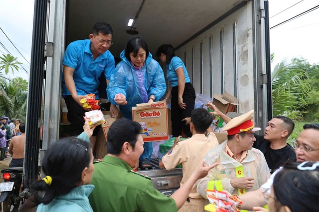 Xuy&ecirc;n đ&ecirc;m v&agrave;o t&acirc;m lũ cứu đồng b&agrave;o miền Trung- Ảnh 7.