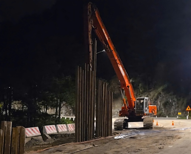 Sạt lở đèo Prenn gây khó khăn cho giao thông nhưng sẽ sớm được khắc phục - Ảnh 2. Sạt lở đèo Prenn gây khó khăn cho giao thông nhưng sẽ sớm được khắc phục - Ảnh 2.