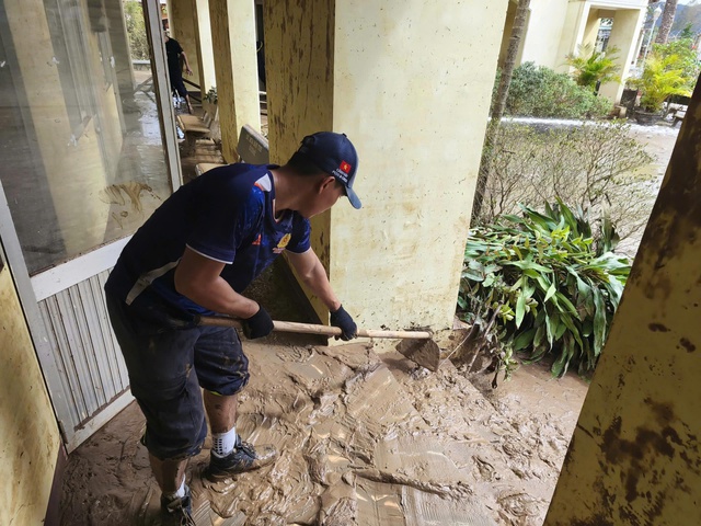 Công an TP.HCM cấp tốc chi viện vùng ngập lụt Đắk Lắk- Ảnh 3. Công an TP.HCM cấp tốc chi viện vùng ngập lụt Đắk Lắk- Ảnh 3.