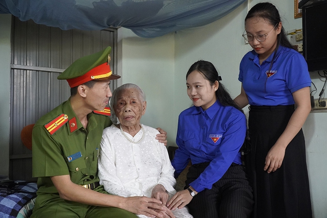Mẹ VN anh hùng 102 tuổi và niềm tin gửi tương lai - Ảnh 1.
