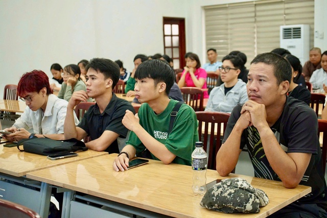 150 thanh niên tình nguyện TP.HCM lên đường ra vùng lũ hỗ trợ người dân- Ảnh 2.