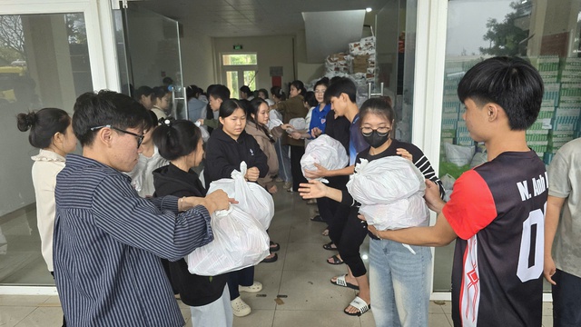 Giảng viên, y bác sĩ trẻ cùng ra quân hỗ trợ người dân vùng lũ- Ảnh 3. Giảng viên, y bác sĩ trẻ cùng ra quân hỗ trợ người dân vùng lũ- Ảnh 3.