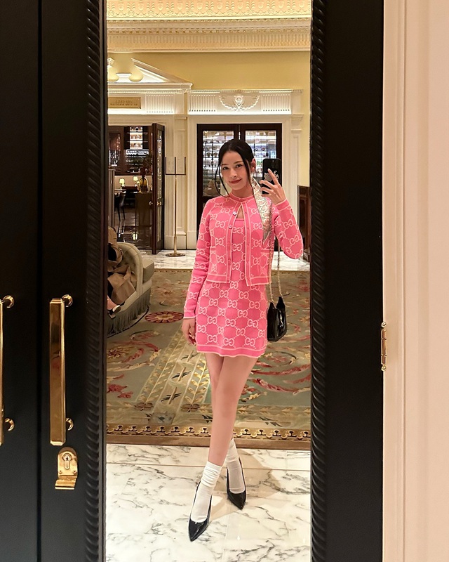 Bản phối với tất trắng 'nâng cấp' phong cách hằng ngày- Ảnh 2.