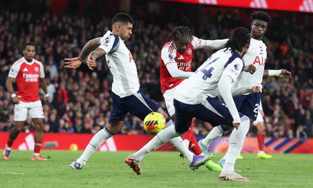Arsenal &aacute;p đảo ho&agrave;n to&agrave;n, thắng đậm Tottenham: Liverpool bị &lsquo;h&iacute;t kh&oacute;i&rsquo; trong cuộc đua v&ocirc; địch- Ảnh 3.