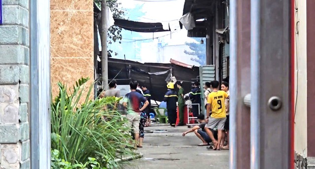 TP.HCM: Hỏa hoạn lúc sáng sớm, người dân nỗ lực giúp chủ cơ sở di dời tài sản- Ảnh 2. TP.HCM: Hỏa hoạn lúc sáng sớm, người dân nỗ lực giúp chủ cơ sở di dời tài sản- Ảnh 2.