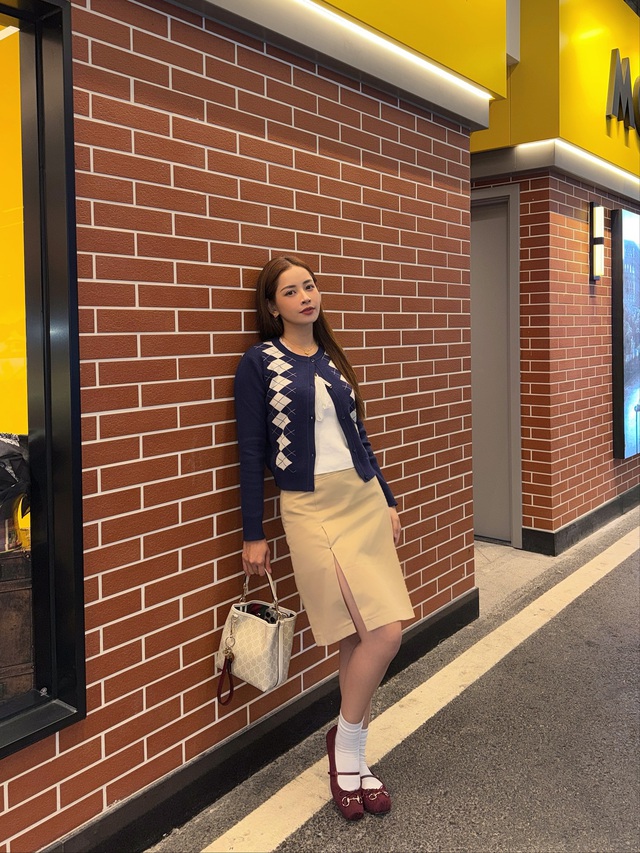 Bản phối với tất trắng 'nâng cấp' phong cách hằng ngày- Ảnh 3.