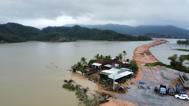 ตำบลฮว่าซวน (เดิมชื่อฟูเอียน) หลังน้ำท่วม บ้านเรือนพังยับเยิน ผู้คนหัวใจสลาย - ภาพที่ 9