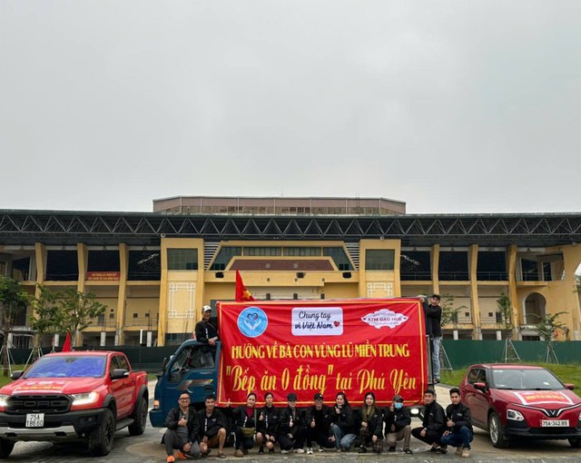 100.000 đồng của người phụ nữ bu&ocirc;n ve chai Huế: 'Gửi gi&uacute;p b&agrave; con lụt trong nớ'- Ảnh 1.